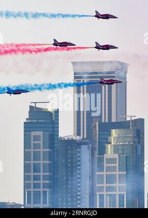 (170930) -- DOHA, 30 settembre 2017 -- Airplanes of British Royal Air Force Red Arrows Aerobatic Team Perform in Doha, Qatar, il 30 settembre 2017. ) QATAR-DOHA-AIR SHOW Nikku PUBLICATIONxNOTxINxCHN Foto Stock