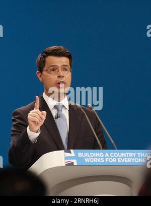 (171001) -- MANCHESTER (GRAN BRETAGNA), 1 ottobre 2017 -- il Segretario di Stato per l'Irlanda del Nord James Brokenshire tiene un discorso il primo giorno della conferenza annuale del Partito Conservatore a Manchester, in Gran Bretagna, il 1° ottobre 2017. La conferenza annuale del Partito Conservatore si tiene qui dal 1° al 4 ottobre ). BRITAIN-MANCHESTER-PARTITO CONSERVATORE-CONFERENZA ANNUALE HANXYAN PUBLICATIONXNOTXINXCHN Foto Stock