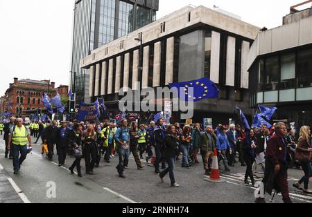 (171001) -- MANCHESTER (GRAN BRETAGNA), 1° ottobre 2017 -- le persone prendono parte a una dimostrazione nel centro di Manchester, in Gran Bretagna, il 1° ottobre 2017. Decine di migliaia di manifestanti si sono riuniti a Manchester domenica, con un certo numero di raduni organizzati da gruppi anti-Brexit e attivisti che chiedono la fine delle misure di austerità conservatrici. La conferenza annuale del Partito Conservatore si tiene qui dal 1° al 4 ottobre ). BRITAIN-MANCHESTER-PARTITO CONSERVATORE-CONFERENZA-DIMOSTRAZIONE ANNUALE HANXYAN PUBLICATIONXNOTXINXCHN Foto Stock