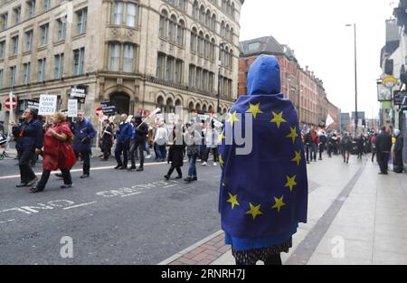 (171001) -- MANCHESTER (GRAN BRETAGNA), 1° ottobre 2017 -- le persone prendono parte a una dimostrazione nel centro di Manchester, in Gran Bretagna, il 1° ottobre 2017. Decine di migliaia di manifestanti si sono riuniti a Manchester domenica, con un certo numero di raduni organizzati da gruppi anti-Brexit e attivisti che chiedono la fine delle misure di austerità conservatrici. La conferenza annuale del Partito Conservatore si tiene qui dal 1° al 4 ottobre ). BRITAIN-MANCHESTER-PARTITO CONSERVATORE-CONFERENZA-DIMOSTRAZIONE ANNUALE HANXYAN PUBLICATIONXNOTXINXCHN Foto Stock