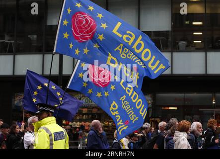 (171001) -- MANCHESTER (GRAN BRETAGNA), 1° ottobre 2017 -- le persone prendono parte a una dimostrazione nel centro di Manchester, in Gran Bretagna, il 1° ottobre 2017. Decine di migliaia di manifestanti si sono riuniti a Manchester domenica, con un certo numero di raduni organizzati da gruppi anti-Brexit e attivisti che chiedono la fine delle misure di austerità conservatrici. La conferenza annuale del Partito Conservatore si tiene qui dal 1° al 4 ottobre ). BRITAIN-MANCHESTER-PARTITO CONSERVATORE-CONFERENZA-DIMOSTRAZIONE ANNUALE HANXYAN PUBLICATIONXNOTXINXCHN Foto Stock