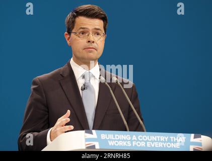 (171001) -- MANCHESTER (GRAN BRETAGNA), 1 ottobre 2017 -- il Segretario di Stato per l'Irlanda del Nord James Brokenshire tiene un discorso il primo giorno della conferenza annuale del Partito Conservatore a Manchester, in Gran Bretagna, il 1° ottobre 2017. La conferenza annuale del Partito Conservatore si tiene qui dal 1° al 4 ottobre ). BRITAIN-MANCHESTER-PARTITO CONSERVATORE-CONFERENZA ANNUALE HANXYAN PUBLICATIONXNOTXINXCHN Foto Stock