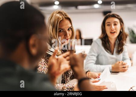 Un impiegato maschio che mente le sue colleghi donne, l'hanno colto in una menzogna. Preso in un concetto di menzogna. Foto Stock