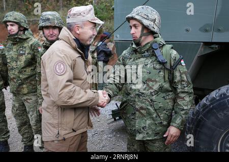 (171003) -- SLUNJ, 3 ottobre 2017 -- il ministro della difesa croato Damir Krsticevic (L) stringe la mano a un soldato durante l'esercitazione militare Udar 17 nell'area di addestramento militare Eugen Kvaternik vicino a Slunj, Croazia, il 3 ottobre 2017. Un totale di 1030 soldati hanno partecipato all'esercitazione per dimostrare capacità di manovra e supporto antincendio. ) (Zjl) CROATIA-SLUNJ-MILITARY EXERCISE-UDAR 17 KristinaxStedulxFabac PUBLICATIONxNOTxINxCHN Foto Stock