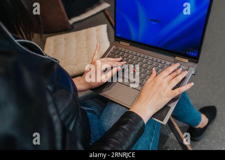 Una foto di una donna che inizia il giro, che sta per lavorare Foto Stock