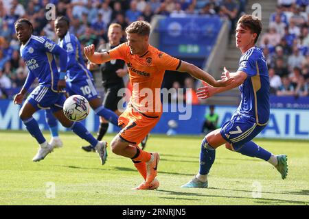 Ozan Tufan di Hull City in possesso sotto la pressione di Cesare Casadei di Leicester City durante la partita del campionato Sky Bet Leicester City vs Hull City al King Power Stadium, Leicester, Regno Unito, 2 settembre 2023 (foto di Ryan Crockett/News Images) Foto Stock