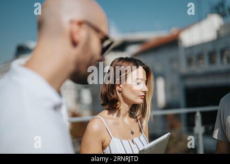 Collaborazione di successo: Architetti e ingegneri discutono della progettazione urbana moderna Foto Stock
