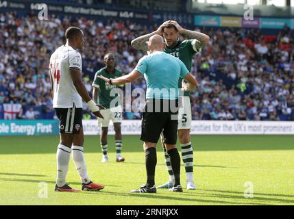 Sonny Bradley (a destra) del Derby County reagisce all'arbitro Charles Breakspear durante la partita della Sky Bet League One al Toughsheet Community Stadium di Horwich. Data immagine: Sabato 2 settembre 2023. Foto Stock