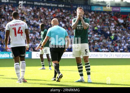 Sonny Bradley (a destra) del Derby County reagisce durante la partita della Sky Bet League One al Toughsheet Community Stadium di Horwich. Data immagine: Sabato 2 settembre 2023. Foto Stock