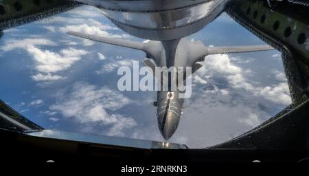 Mare del Giappone, Giappone. 30 agosto 2023. Il bombardiere strategico stealth B-1B Lancer, con il 28th Bomb Wing, si rifornisce di carburante da un KC-135 Stratotanker durante un'esercitazione congiunta giapponese-statunitense, il 30 agosto 2023, sul Mare del Giappone. Credito: SSgt. Dwane Young/Stati Uniti Air Force Photo/Alamy Live News Foto Stock