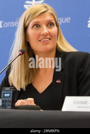 (171007) -- GINEVRA, 7 ottobre 2017 -- Beatrice Fihn, direttore esecutivo della campagna internazionale per l'abolizione delle armi nucleari (ICAN), partecipa a una conferenza stampa a Ginevra, in Svizzera, 6 ottobre 2017. La campagna internazionale per l'abolizione delle armi nucleari (ICAN) ha vinto il Premio Nobel per la pace nel 2017 venerdì per i suoi sforzi volti a ottenere un divieto basato sul trattato di tali armi, ha annunciato il Comitato Nobel norvegese. ) (Zhf) SVIZZERA-GINEVRA-PREMIO NOBEL PER LA PACE-CONFERENZA STAMPA XuxJinquan PUBLICATIONxNOTxINxCHN Foto Stock