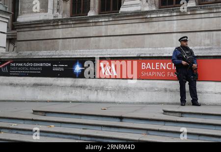 (171007) -- LONDRA, 7 ottobre 2017 -- Un poliziotto è in guardia al Victoria and Albert Museum vicino al sito dove un'auto è stata arata nei pedoni a Londra, in Gran Bretagna, il 7 ottobre 2017. Un certo numero di persone sono rimaste ferite sabato dopo che un'auto è stata arata nei pedoni all'esterno del Museo di storia naturale, ha detto la polizia metropolitana di Londra. ) BRITAIN-LONDON-CAR-PEDONI-ARATURA HanxYan PUBLICATIONxNOTxINxCHN Foto Stock