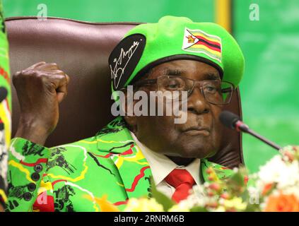 Themen der Woche Bilder des Tages (171007) - HARARE, 7 ottobre 2017 () - il presidente dello Zimbabwe Robert Mugabe partecipa alla riunione dell'Assemblea nazionale della Lega giovanile dello ZANU-PF a Harare, Zimbabwe, il 7 ottobre 2017. Il presidente dello Zimbabwe Robert Mugabe ha detto che sabato i ministri poco performanti cadranno di fronte alla strada quando rimescolerà il suo gabinetto la prossima settimana, ha riferito l'emittente statale Zimbabwe Broadcasting Corporation. () ZIMBABWE-HARARE-PRESIDENT-CABINET-RESHUFFLE Xinhua PUBLICATIONxNOTxINxCHN Foto Stock