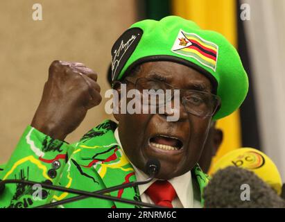 (171007) -- HARARE, 7 ottobre 2017 () -- il presidente dello Zimbabwe Robert Mugabe partecipa alla riunione dell'Assemblea nazionale della Lega giovanile dello ZANU-PF a Harare, Zimbabwe, il 7 ottobre 2017. Il presidente dello Zimbabwe Robert Mugabe ha detto che sabato i ministri poco performanti cadranno di fronte alla strada quando rimescolerà il suo gabinetto la prossima settimana, ha riferito l'emittente statale Zimbabwe Broadcasting Corporation. () ZIMBABWE-HARARE-PRESIDENT-CABINET-RESHUFFLE Xinhua PUBLICATIONxNOTxINxCHN Foto Stock