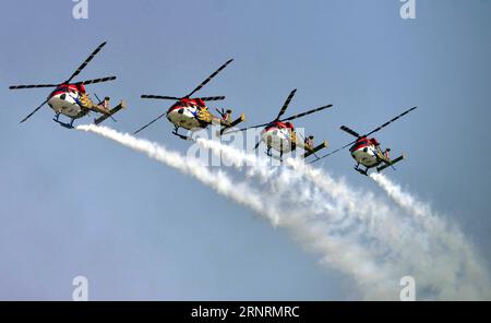 (171008) -- GHAZIABAD, 8 ottobre 2017 () -- manovra della squadra di elicotteri Sarang dell'Indian Air Force durante la parata del 85° Indian Air Force Day presso la Hindon Air Force Station a Ghaziabad, India, l'8 ottobre 2017. () INDIA-GHAZIABAD-AIR FORCE DAY-PERFORMANCE XINHUA PUBLICATIONXNOTXINXCHN Foto Stock