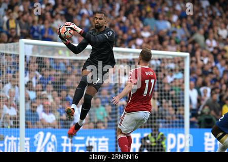 Londra, Regno Unito. 2 settembre 2023. Robert Sanchez portiere del Chelsea ferma Chris Wood del Nottingham Forest durante la partita Chelsea vs Nottingham Forest Premier League allo Stamford Bridge London Credit: MARTIN DALTON/Alamy Live News Foto Stock