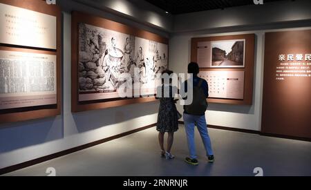 (171010) -- QINZHOU, 10 ottobre 2017 -- i visitatori visitano il Liu Yongfu Memorial Hall a Qinzhou, nella regione autonoma del Guangxi Zhuang del sud della Cina, 10 ottobre 2017. La sala commemorativa mostra le storie di Liu Yongfu, un eroe nazionale che combatté nella guerra sino-francese e morì nel 1917, presentando immagini, rilievi e reliquie culturali. (lx) CHINA-GUANGXI-NATIONAL HERO-MEMORIAL HALL(CN) ZhangxAilin PUBLICATIONxNOTxINxCHN Foto Stock