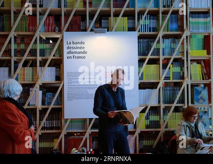 (171011) -- FRANCOFORTE, 11 ottobre 2017 -- la gente legge libri sulla 69a fiera del libro di Francoforte a Francoforte, Germania, l'11 ottobre 2017. Mercoledì, la 69a Fiera del Libro di Francoforte ha aperto le sue porte ai rappresentanti dell'industria e della stampa. Venerdì, la più grande fiera mondiale per i libri sarà aperta al pubblico. )(rh) GERMANIA-FRANCOFORTE-FIERA DEL LIBRO LuoxHuanhuan PUBLICATIONxNOTxINxCHN Foto Stock