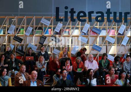 (171011) -- FRANCOFORTE, 11 ottobre 2017 -- le persone ascoltano una conferenza durante la 69a Fiera del libro di Francoforte a Francoforte, Germania, l'11 ottobre 2017. Mercoledì, la 69a Fiera del Libro di Francoforte ha aperto le sue porte ai rappresentanti dell'industria e della stampa. Venerdì, la più grande fiera mondiale per i libri sarà aperta al pubblico. )(rh) GERMANIA-FRANCOFORTE-FIERA DEL LIBRO LuoxHuanhuan PUBLICATIONxNOTxINxCHN Foto Stock