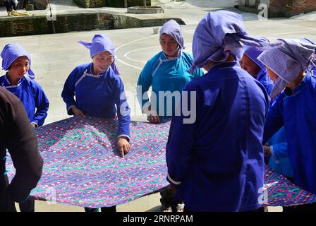 (171012) -- PECHINO, 12 ottobre 2017 () -- su Tianmei (2nd L), segretario del partito comunista cinese (CPC) del villaggio di Wenpo, introduce la tecnica di tessitura di Dong brocade agli abitanti del villaggio di Wenpo nella contea autonoma di Tongdao Dong, nella provincia centrale di Hunan della Cina, 7 giugno 2017. Su, come erede del broccato Dong del gruppo etnico Dong, si dedica a trasmettere l'abilità tradizionale e aiutare gli abitanti del villaggio a liberarsi della povertà. È stata eletta come delegata per partecipare al 19° Congresso Nazionale del Partito a Pechino dal 18 ottobre. In circa un anno, un totale di 2.287 delegati ha Foto Stock