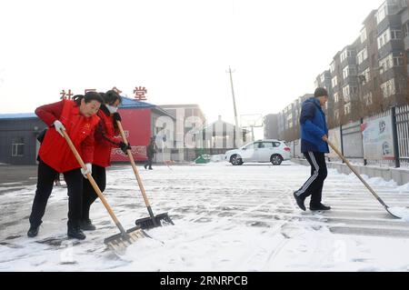 (171012) -- PECHINO, 12 ottobre 2017 -- Wu Yaqin (1st L), un lavoratore della comunità, pulisce la neve nella comunità Changshan Garden della città di Changchun, capitale della provincia di Jilin della Cina nord-orientale, 6 marzo 2017. Wu ha lavorato come lavoratore comunitario per oltre 20 anni. È stata eletta come delegata per partecipare al 19° Congresso Nazionale del Partito Comunista Cinese (CPC) a Pechino dal 18 ottobre. In circa un anno, un totale di 2.287 delegati sono stati eletti per partecipare al congresso nazionale quinquennale. Secondo i requisiti, i candidati devono essere altamente qualificati politicamente e ideologicamente, avere buona volontà Foto Stock