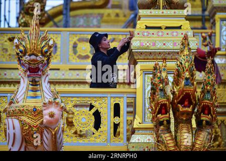 (171012) -- BANGKOK, 12 ottobre 2017 -- un artigiano adorna la superficie esterna del crematorio del defunto re Bhumibol Adulyadej a Bangkok, Thailandia, 12 ottobre 2017. Operai e artigiani hanno aggiunto gli ultimi ritocchi al crematorio del re Bhumibol, prima che venga utilizzato durante un funerale reale di cinque giorni previsto dal 25 ottobre al 29. ) (Zjy) THAILAND-BANGKOK-KING-BHUMIBOL-CREMATORIUM-CONSTRUCTION LixMangmang PUBLICATIONxNOTxINxCHN Foto Stock