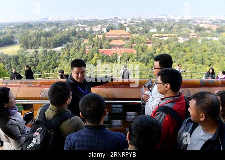 (171012) -- PECHINO, 12 ottobre 2017 -- Song Kai (L, 2nd Row), vicedirettore di Jingshan Park, introduce l'asse centrale di Pechino ai giornalisti di Pechino, capitale della Cina, 12 ottobre 2017. Il Centro Stampa del 19° Congresso Nazionale del Partito Comunista Cinese (CPC) ha organizzato un tour di reportage lungo l'asse centrale di Pechino giovedì. Giornalisti cinesi e stranieri hanno visitato attrazioni panoramiche come il Parco Jingshan, la porta di Yongding e la Torre Olimpica. (zhs) CHINA-BEIJING-CPC NATIONAL CONGRESS-PRESS-TOUR (CN) LixXin PUBLICATIONxNOTxINxCHN Foto Stock
