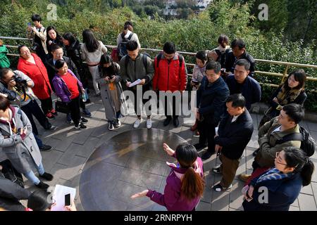 (171012) -- PECHINO, 12 ottobre 2017 -- i giornalisti visitano il punto centrale della città di Pechino nel parco Jingshan a Pechino, capitale della Cina, 12 ottobre 2017. Il Centro Stampa del 19° Congresso Nazionale del Partito Comunista Cinese (CPC) ha organizzato un tour di reportage lungo l'asse centrale di Pechino giovedì. Giornalisti cinesi e stranieri hanno visitato attrazioni panoramiche come il Parco Jingshan, la porta di Yongding e la Torre Olimpica. (zhs) CHINA-BEIJING-CPC NATIONAL CONGRESS-PRESS-TOUR (CN) LixXin PUBLICATIONxNOTxINxCHN Foto Stock