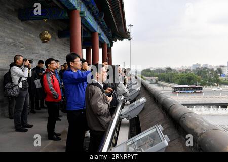 (171012) -- PECHINO, 12 ottobre 2017 -- i giornalisti visitano la porta di Yongding a Pechino, capitale della Cina, 12 ottobre 2017. Il Centro Stampa del 19° Congresso Nazionale del Partito Comunista Cinese (CPC) ha organizzato un tour di reportage lungo l'asse centrale di Pechino giovedì. Giornalisti cinesi e stranieri hanno visitato attrazioni panoramiche come il Parco Jingshan, la porta di Yongding e la Torre Olimpica. (zhs) CHINA-BEIJING-CPC NATIONAL CONGRESS-PRESS-TOUR (CN) LixXin PUBLICATIONxNOTxINxCHN Foto Stock