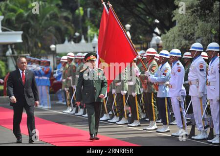 (171013) -- GIACARTA, 13 ottobre 2017 -- il ministro della difesa indonesiano Ryamizard Ryacudu (1st L, fronte) e il ministro della difesa vietnamita Xuan Lich (2nd L, fronte) esaminano le guardie d'onore prima del loro incontro a Giacarta, Indonesia, 13 ottobre 2017. ) (zy) INDONESIA-GIACARTA-VIETNAM-RIUNIONE DEL MINISTRO DELLA DIFESA Zulkarnain PUBLICATIONxNOTxINxCHN Foto Stock