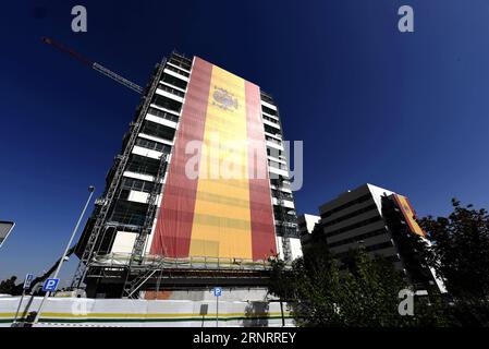 (171013) -- MADRID, 13 ottobre 2017 -- Un'enorme bandiera spagnola copre la facciata dell'edificio in costruzione nel distretto di Valdebebas a Madrid, Spagna, 13 ottobre 2017. Un imprenditore immobiliare spagnolo ha fatto e appeso questa bandiera di 731 metri quadrati in un edificio di 14 piani nella periferia di Madrid mercoledì, per mostrare il suo sostegno all'unità della Spagna. (srb) SPAGNA-MADRID-ENORME UNITÀ NAZIONALE DI BANDIERA GuoxQiuda PUBLICATIONxNOTxINxCHN Foto Stock