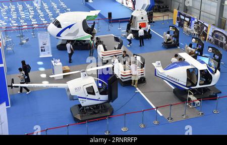 (171013) - SHENZHEN, 13 ottobre 2017 -- Un visitatore prova il simulatore di volo alla 5th AOPA International Flight Training Exhibition nella città di Shenzhen, nella provincia del Guangdong, 13 ottobre 2017. La mostra di 3 giorni è iniziata qui venerdì. ) (Zkr) CHINA-SHENZHEN-AOPA-EXHIBITION(CN) MaoxSiqian PUBLICATIONxNOTxINxCHN Foto Stock