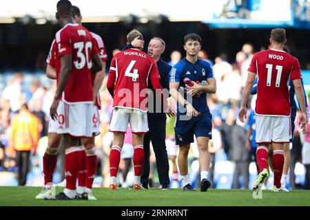 LONDRA, Regno Unito - 2 settembre 2023: Il capo allenatore del Nottingham Forest Steve Cooper festeggia con Joe Worrall del Nottingham Forest dopo la vittoria dei loro lati durante la partita di Premier League tra Chelsea e Nottingham Forest allo Stamford Bridge (Credit: Craig Mercer/ Alamy Live News) Foto Stock