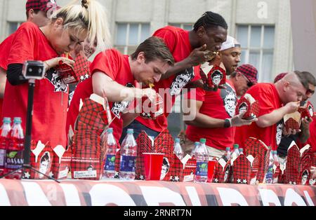 (171015) -- TORONTO, 15 ottobre 2017 -- i concorrenti prendono parte all'ottavo campionato mondiale di poutine Eating a Toronto, Canada, 14 ottobre 2017. Carmen Cincotti degli Stati Uniti ha vinto la campionessa dopo aver mangiato 20,25 libbre, 40,5 scatole di poutina in dieci minuti il sabato. ) (Zcc) CANADA-TORONTO-WORLD POUTINE EATING CHAMPIONSHIP ZouxZheng PUBLICATIONxNOTxINxCHN Foto Stock