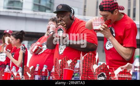 (171015) -- TORONTO, 15 ottobre 2017 -- i concorrenti prendono parte all'ottavo campionato mondiale di poutine Eating a Toronto, Canada, 14 ottobre 2017. Carmen Cincotti degli Stati Uniti ha vinto la campionessa dopo aver mangiato 20,25 libbre, 40,5 scatole di poutina in dieci minuti il sabato. ) (Zcc) CANADA-TORONTO-WORLD POUTINE EATING CHAMPIONSHIP ZouxZheng PUBLICATIONxNOTxINxCHN Foto Stock