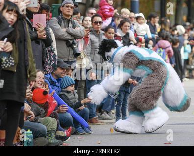 (171016) -- VANCOUVER, 16 ottobre 2017 -- Un artista in costume interagisce con la folla durante la quarta sfilata annuale di Halloween a Vancouver, Canada. 15 ottobre 2017. Più di 30 gruppi e centinaia di giocatori in costume si sono esibiti in strada alla quarta parata annuale di Vancouver Halloween, un evento per famiglie che ha attirato migliaia di spettatori. )(yk) CANADA-VANCOUVER-HALLOWEEN PARADE Liangxsen PUBLICATIONxNOTxINxCHN Foto Stock