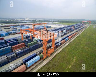 (171016) -- PECHINO, 16 ottobre 2017 -- foto scattata l'11 maggio 2017 mostra una stazione container del treno merci sino-europeo a Wuhan, nella provincia di Hubei della Cina centrale. Lo Yangtze, il terzo fiume più lungo del mondo, attraversa nove province cinesi e due comuni, coprendo 2,05 milioni di chilometri quadrati La cintura economica del fiume Yangtze, che rappresenta oltre il 40% sia della popolazione nazionale che del PIL, è un nuovo motore di crescita per il paese, riducendo il divario di sviluppo tra le regioni orientali, centrali e occidentali. )(MCG) CHINA-YANGTZE RIVER ECONOMIC BELT-AERIAL VIEW (CN) XIAOXYIJIU P. Foto Stock