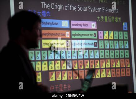 (171016) -- NANCHINO, 16 ottobre 2017 -- Wu Xuefeng, scienziato dell'Osservatorio della montagna viola, parla a una conferenza stampa presso l'osservatorio di Nanchino, nella provincia di Jiangsu della Cina orientale, 16 ottobre 2017. Gli scienziati cinesi lunedì hanno annunciato l'osservazione della controparte ottica delle onde gravitazionali provenienti dalla fusione di due stelle binarie di neutroni utilizzando un telescopio in Antartide. Le onde gravitazionali sono state scoperte per la prima volta dai rilevatori laser Interferometer Gravitational-Wave Observatory (LIGO) con sede negli Stati Uniti il 17 agosto. Il telescopio cinese ha osservato indipendentemente il segnale ottico Foto Stock
