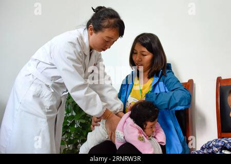 (171016) -- PECHINO, 16 ottobre 2017 () -- Zhong Jing (L), un medico della clinica del villaggio di Longhe, esamina un paziente nella contea di Zhenfeng, nella provincia di Guizhou nella Cina sud-occidentale, 11 ottobre 2017. Zhong è stato eletto come delegato tra 2.287 delegati per partecipare al congresso di quest'anno che si terrà a Pechino a partire dal 18 ottobre. I partecipanti includeranno funzionari governativi di alto livello, leader del partito e ufficiali militari, nonché membri del partito di base della produzione e della produzione in prima linea, come lavoratori, agricoltori, tecnici, infermieri e insegnanti. Un totale di 771 delegati di base sono stati selezionati Foto Stock