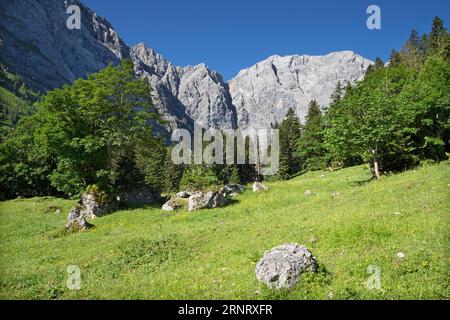 Le pareti nord dei monti Karwendel - le mura di Grubenkar spitze. Foto Stock