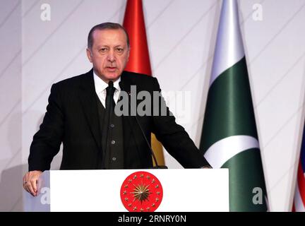 (171020) -- ISTANBUL, 20 ottobre 2017 -- il presidente turco Recep Tayyip Erdogan parla della sessione di apertura di un vertice D-8 a Istanbul, in Turchia, il 20 ottobre 2017. Venerdì il presidente turco Recep Tayyip Erdogan ha invitato i leader degli 8 paesi in via di sviluppo a utilizzare le valute nazionali nelle transazioni intra-trade . (psw) VERTICE TURCHIA-ISTANBUL-D-8 AnadoluxAgenzia PUBLICATIONxNOTxINxCHN Foto Stock