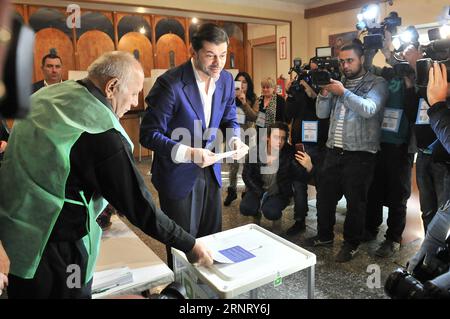 (171021) -- TBILISI, 21 ottobre 2017 -- Kakha Kaladze (C), ex vice primo ministro georgiano e candidato sindaco di Tbilisi, pronuncia il suo voto in una sede elettorale a Tbilisi, Georgia, 21 ottobre 2017. La Georgia ha dato il via alle elezioni locali in tutto il paese sabato, votando per 2.058 membri di 64 consigli comunali e 64 sindaci comunali. ) (Djj) GEORGIA-TBILISI-ELEZIONI LOCALI LixMing PUBLICATIONxNOTxINxCHN Foto Stock