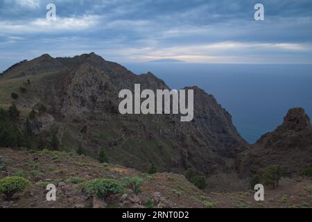 L'isola di El Hierro sullo sfondo vista dall'isola di la Gomera. La isla de El Hierro al fondo vista desde la isla de la Gomera. Foto Stock