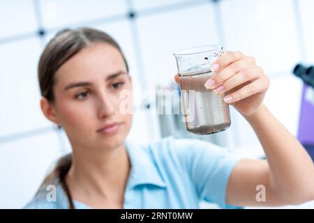 Garanzia di qualità e controllo di qualità (QA/QC): I protocolli QA/QC sono fondamentali nel controllo della qualità dell'acqua per garantire risultati accurati e affidabili. Questo topi Foto Stock