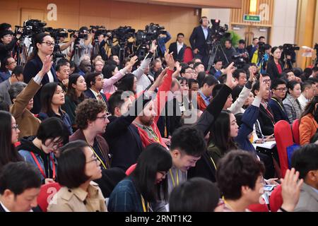 (171026) -- PECHINO, 26 ottobre 2017 -- i giornalisti alzano la mano per fare domande durante una conferenza stampa sull'interpretazione del rapporto al 19 ° Congresso Nazionale del Partito Comunista Cinese (CPC) tenuto dal portavoce del 19 ° Congresso Nazionale del PCC a Pechino, capitale della Cina, 26 ottobre 2017. ) (Zwx) (CPC)CINA-PECHINO-CPC-CONFERENZA STAMPA (CN) LixXin PUBLICATIONxNOTxINxCHN Foto Stock