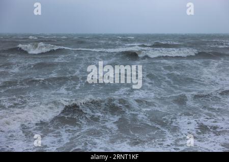 Mare tempestoso, mare schiumoso in tempesta con alte onde sulla Manica, Portbail, Cotentin, Manche, Normandia, Francia Foto Stock