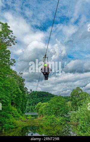 Megazipline, il più grande scivolo a doppia corda d'Europa sulla diga di Rappbode, vicino a Elbingerode, ai monti Harz, alla Sassonia-Anhalt, Germania Foto Stock