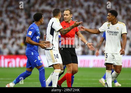 Madrid, Spagna. 2 settembre 2023. L'arbitro parla con Joselu del Real Madrid durante la Liga EA Sports Match Day 4 tra Real Madrid e Getafe allo Stadio Santiago Bernabeu di Madrid, Spagna, il 2 settembre 2023. Crediti: Edward F. Peters/Alamy Live News Foto Stock
