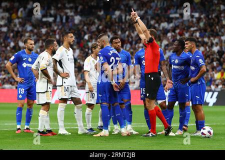 Madrid, Spagna. 2 settembre 2023. L'arbitro chiama un Var check durante la Liga EA Sports Match Day 4 tra Real Madrid e Getafe allo stadio Santiago Bernabeu di Madrid, Spagna, il 2 settembre 2023. Crediti: Edward F. Peters/Alamy Live News Foto Stock