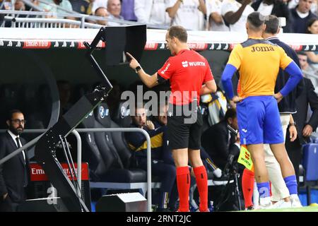 Madrid, Spagna. 2 settembre 2023. Arbitro al Var check durante la Liga EA Sports Match Day 4 tra Real Madrid e Getafe allo Stadio Santiago Bernabeu di Madrid, Spagna, il 2 settembre 2023. Crediti: Edward F. Peters/Alamy Live News Foto Stock